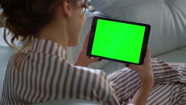 Tinédzser Kezében Krómkulcs Tabletta Számítógép Kezében Közelkép Lány Pihenés Kanapén — Stock videók