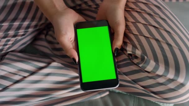 Χέρια Κρατώντας Mockup Smartphone Closeup Κορίτσι Παρακολουθήσουν Online Blogs Περιεχόμενο — Αρχείο Βίντεο