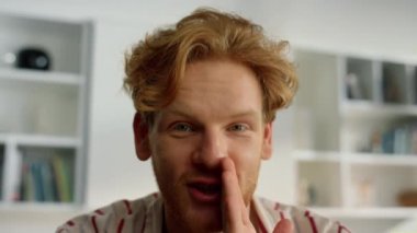 Mutlu adam yakın çekimde konferansın tadını çıkarıyor. Mutlu kızıl koca sırlarını anlatıyor. Arkadaşınla internette buluşmanın keyfini çıkarıyor. Neşeli menajer fısıldayan dedikoduları videoya çekiyor. Hafta sonu eğlence saati tecrit altında