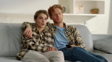 Kocası rahat bir evde televizyon kanalını değiştiriyor. Mutlu çift karantinada akşamın tadını çıkarır. Gençler oturma odasında televizyon izleme platformu seyrederek sarılıyorlar. Hafta sonları ailecek vakit geçiririz.