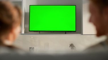 Aile oturma odasında kroma televizyon izliyor. Bilinmeyen çift blog hakkında konuşuyor. Tanımlanamayan bir kadın, yeşil ekran gösterisinden zevk alıyor. Rahatlamış gençler romantik bir akşam geçiriyorlar..