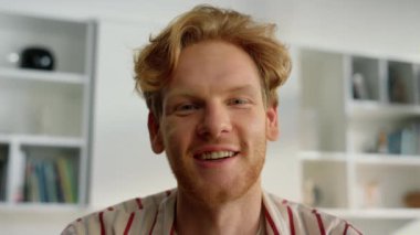 Gülümseyen blogcu web kamerasına yakından bakıyor. Zencefilli menejer, iş yerindeki sanal toplantı hakkında konuşuyor. Mutlu yakışıklı hafta sonları arkadaşınla çevrimiçi sohbet etmekten zevk alıyor. Öğretmen video konferansı veriyor.