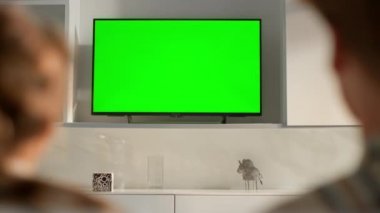 Çift yeşil televizyonu değiştiriyor. Bilinmeyen aile hafta sonu birlikte dinleniyor. Uzaktan kumandayla tanınmayan bir adam oturma odasında krom anahtar ekranı izliyor. Film konseptiyle romantik bir akşam..