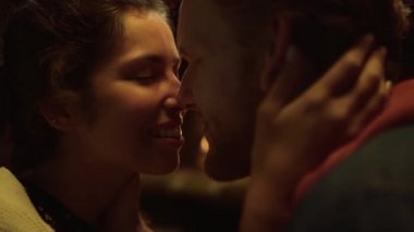 Öpüşen şehvetli çift şöminede rahatlar. Mutlu aşıklar tatil evinde buluşmaktan hoşlanırlar. Romantik kış tatilinde gülümseyen aile burun buruna gelir. Sevgi duygular konsepti