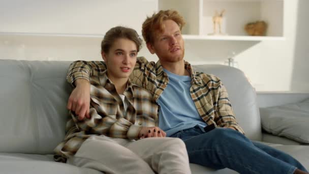 Couple Marié Regardant Des Films Horreur Maison Confortable Les Jeunes — Video