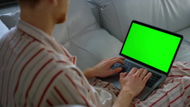 Freelancer Navegação Web Verde Laptop Tela Closeup Homem Compras Fim — Vídeo de Stock