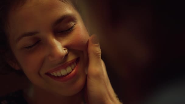 Cara Mujer Sonriente Disfrutar Del Amor Fecha Hombre Desconocido Mano — Vídeos de Stock