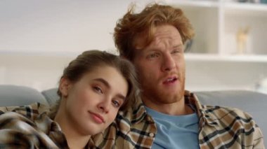 Genç çift evde sıkıcı filmleri yakından izliyor. Uykulu aile kanepede sarılıyor. Zencefilli erkek arkadaşın omzunda uyuyakalan yorgun kız. İki öğrenci TV ile birlikte dinleniyor..