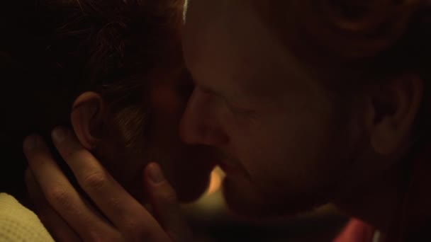 Couple Visages Embrassant Belle Ensemble Cheminée Portrait Deux Amants Expriment — Video