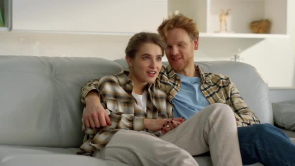 Szczęśliwa Dziewczyna Ogląda Telewizję Rudym Weekend Małżeństwo Odpoczywające Wygodnej Sofie — Wideo stockowe
