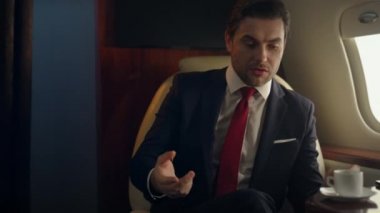 Şirket gezisinde uçan gülümseyen adam yakın plan. Mutlu yöneticiler kahve içer, şirket anlaşmasını tartışır. Zarif beyefendi birinci sınıf lüks uçaklarla seyahat eder. Zengin milyoner yaşam tarzı