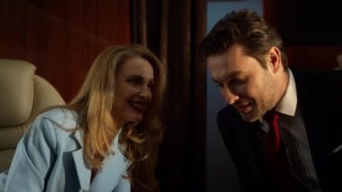 Başarılı bir iş kadını, altın güneş ışığı yakın planında ortağıyla anlaşma yapıyor. Çekici sarışın gösteri tableti birinci sınıf uçuşta avukatla sunumu tartışıyor. İş çifti lüks jette çalışıyor. 