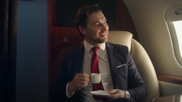 Εκατομμυριούχος Ταξιδεύει Ιδιωτικό Τζετ Κοντά Επιτυχημένος Άντρας Πίνει Καφέ Κοστούμι — Αρχείο Βίντεο
