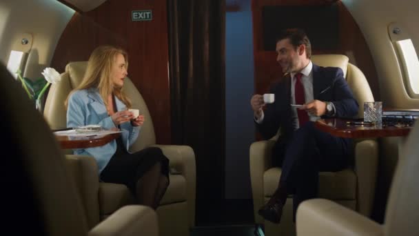 Business Team Drink Coffee First Class Flight Company Partners Talk — Stock Video