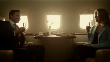 Şatafatlı çift altın güneş ışığında uçuyor. Başarılı iş ortakları şirket gezisinde sözleşmeli anlaşmayı kutluyor. Kendine güvenen beyefendi güzel bir bayanla yemek yiyor. Zengin yaşam tarzı konsepti