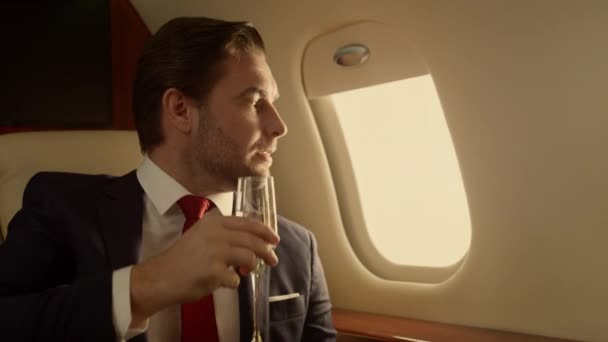 Reicher Mann Der Jet Reist Und Champagner Großaufnahme Trinkt Schöner — Stockvideo