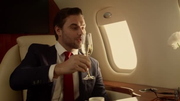 Sonriente Empresario Relajante Primer Plano Jet Atractiva Bebida Champaign Luz — Vídeos de Stock