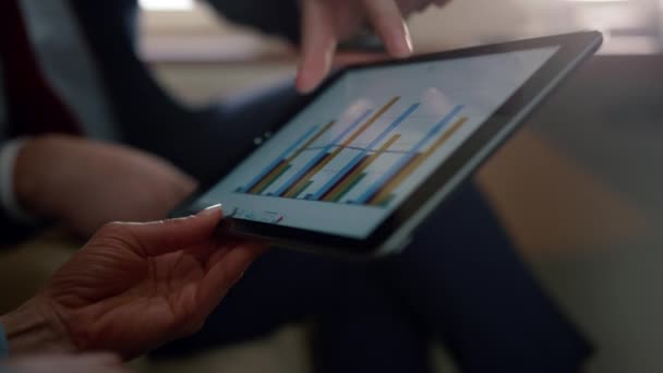 Ruce Pomocí Diagramu Tabletu Detailně Neznámý Obchodní Pár Pracující Letu — Stock video