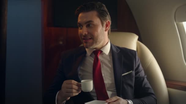 Özel Jetle Seyahat Eden Lüks Bir Adamı Kahve Içen Mutlu — Stok video