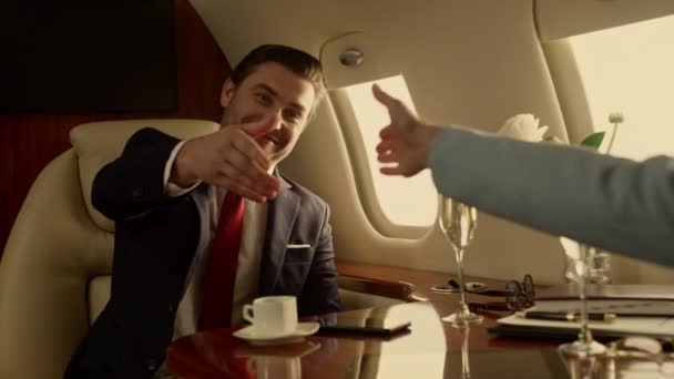 Zelfverzekerde Zakenman Viert Deal Prive Jet Zonlicht Close Glimlachende Leidinggevende — Stockvideo