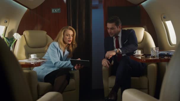 Empresarios Hablando Viaje Avión Usando Tableta Socios Que Viajan Primera — Vídeo de stock