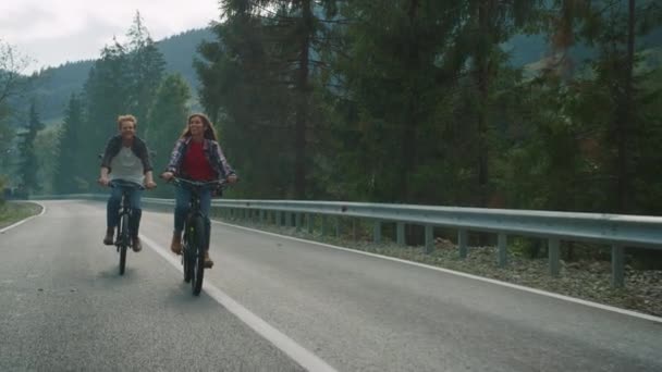 Miłośnicy Rowerów Górskich Drodze Natury Szczęśliwa Para Lubi Sport Uśmiechnięci — Wideo stockowe