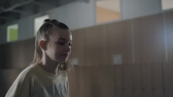 Leende Tonårstjej Som Hoppar Skolavslutningen Glada Fokuserad Flicka Student Njuter — Stockvideo