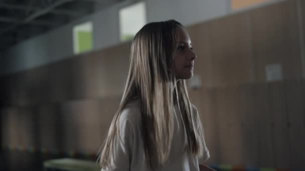 Okulun Koridorunda Zıplayan Sevimli Neşeli Öğrenci Kız Yaklaş Gülümseyen Öğrenci — Stok video