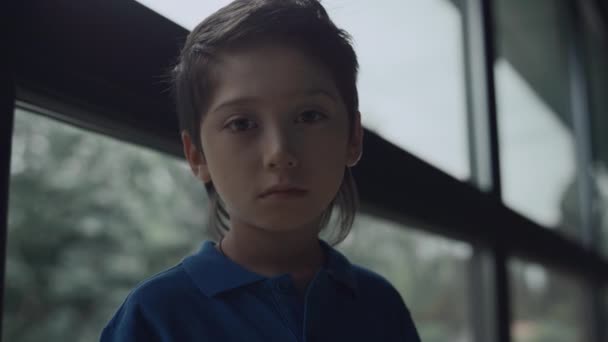 Portret Zdenerwowanego Nastolatka Patrzącego Kamerę Stojącego Przy Oknie Panoramy Mały — Wideo stockowe