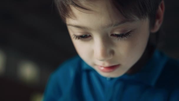 Portrait Élève Sérieux Regardant Une Tablette Surfer Sur Internet Pendant — Video