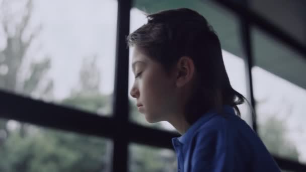 Ongelukkige Schooljongen Kijkt Raam Zitkamer Van Dichtbij Een Stresserende Jongen — Stockvideo