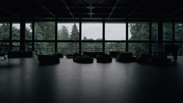 Μοντέρνο Άδειο Σκοτεινό Εσωτερικό Αίθουσα Τσάντα Καρέκλες Καναπέ Στο Παράθυρο — Αρχείο Βίντεο