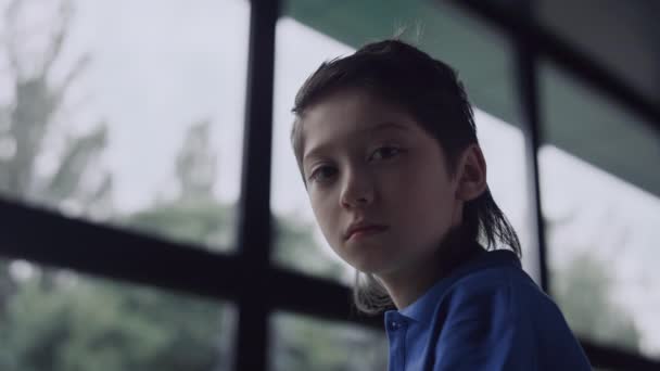 Депрессивный Мальчик Смотрит Окно Чувствует Одиночество Школе Одинокий Подросток Смотрящий — стоковое видео