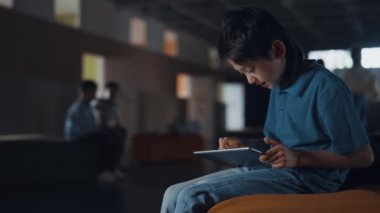 Çevrimiçi oyunlarda kaybetmeye odaklanmış çocuk okul koridorunu kapatıyor. Heyecanlı öğrenci sınıf arkadaşlarını görmezden gelen aletlerle eğleniyor. Koridorda tek başına tablet oynayan takıntılı ergen öğrenci..