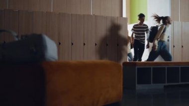 Çeşitli enerjik öğrenciler okuldan sonra sınıftan kaçıyorlar. Grup gençleri dersten sonra koridorda koşuşturuyorlar. Okul tatilinde eğlenen heyecanlı çocuklar. Öğrenci yaşam tarzı konsepti.