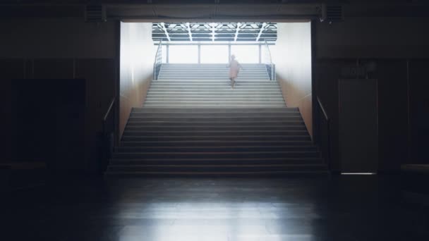 Uma Menina Correr Sozinha Pelas Escadas Vazias Escola Preteen Criança — Vídeo de Stock