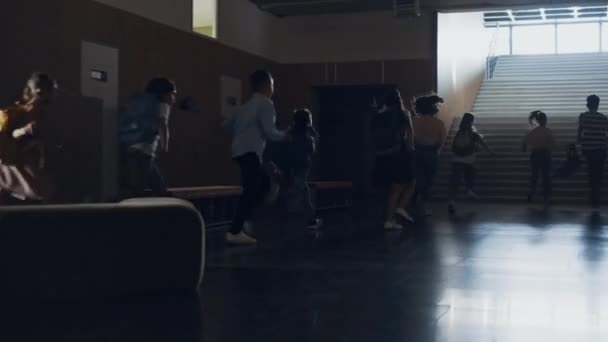 Группа Энергичных Учеников Выбегает Класса Направляясь Лестнице Разнообразные Счастливые Подростки — стоковое видео