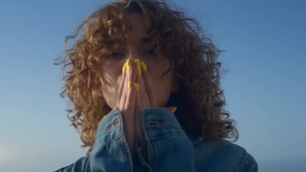 Een Close Jonge Vrouw Die Haar Handen Haar Gezicht Houdt — Stockvideo
