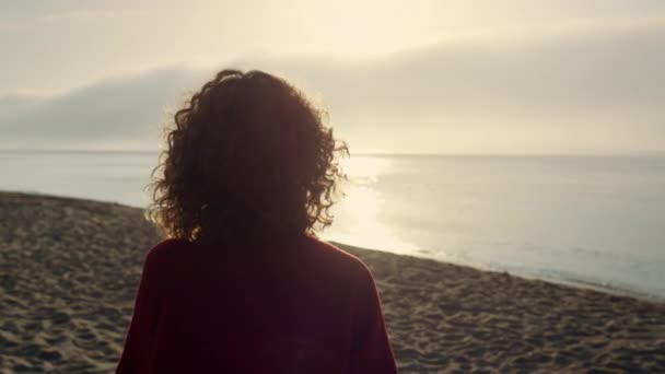 Stylowa Dziewczyna Spacerująca Nad Brzegiem Morza Rano Widok Tyłu Zrelaksowana — Wideo stockowe