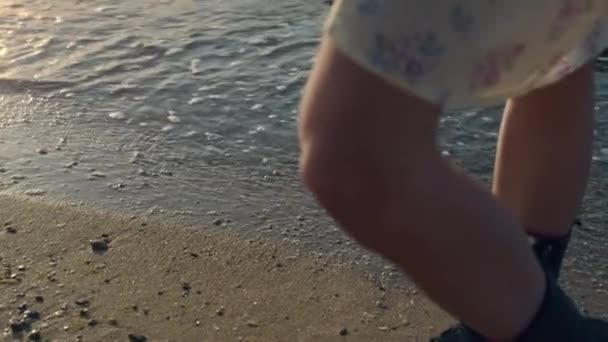 Крупный План Случайные Женские Ноги Стоящие Песчаном Пляже Неузнаваемая Девушка — стоковое видео