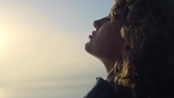 Menina Pacífica Desfrutando Nascer Sol Mar Feche Cara Mulher Sonhadora — Vídeo de Stock