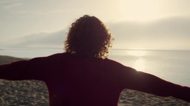 Widok Tyłu Swobodna Kobieta Podnosząca Ręce Plaży Romantyczna Dziewczyna Czująca — Wideo stockowe