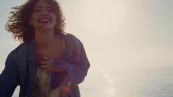 Chica Feliz Posando Cámara Playa Retrato Cara Mujer Sonriente Hembra — Vídeos de Stock