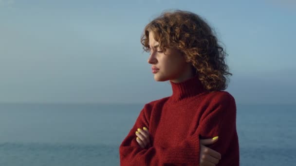 Retrato Una Chica Pensativa Parada Junto Mar Cara Mujer Pensativa — Vídeos de Stock