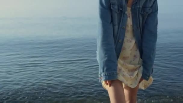 Menina Elegante Posando Praia Uma Mulher Sorridente Virar Praia Oceano — Vídeo de Stock