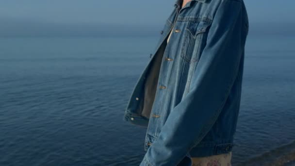 Stylowa Dziewczyna Spędzająca Wolny Czas Morzu Lecie Szczęśliwa Kobieta Pozująca — Wideo stockowe