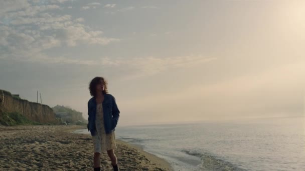 Романтична Дівчина Дивиться Океан Сході Сонця Мрійлива Жінка Йде Пляж — стокове відео