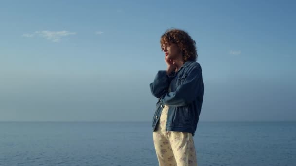 Stylowa Kobieta Pozująca Plaży Morskiej Marzycielka Dotykająca Kręconych Włosów Hipsterka — Wideo stockowe