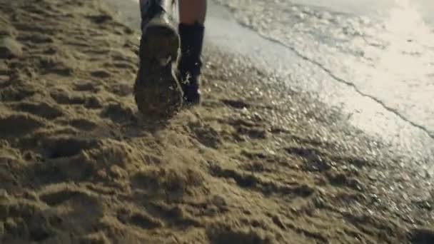 Primo Piano Gambe Donna Alla Moda Stivali Esecuzione Sulla Spiaggia — Video Stock