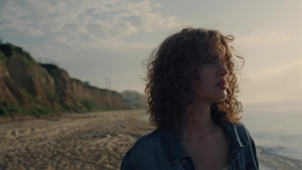 Portret Troskliwej Dziewczyny Stojącej Piaszczystej Plaży Zdenerwowana Kobieta Patrząca Horyzont — Wideo stockowe
